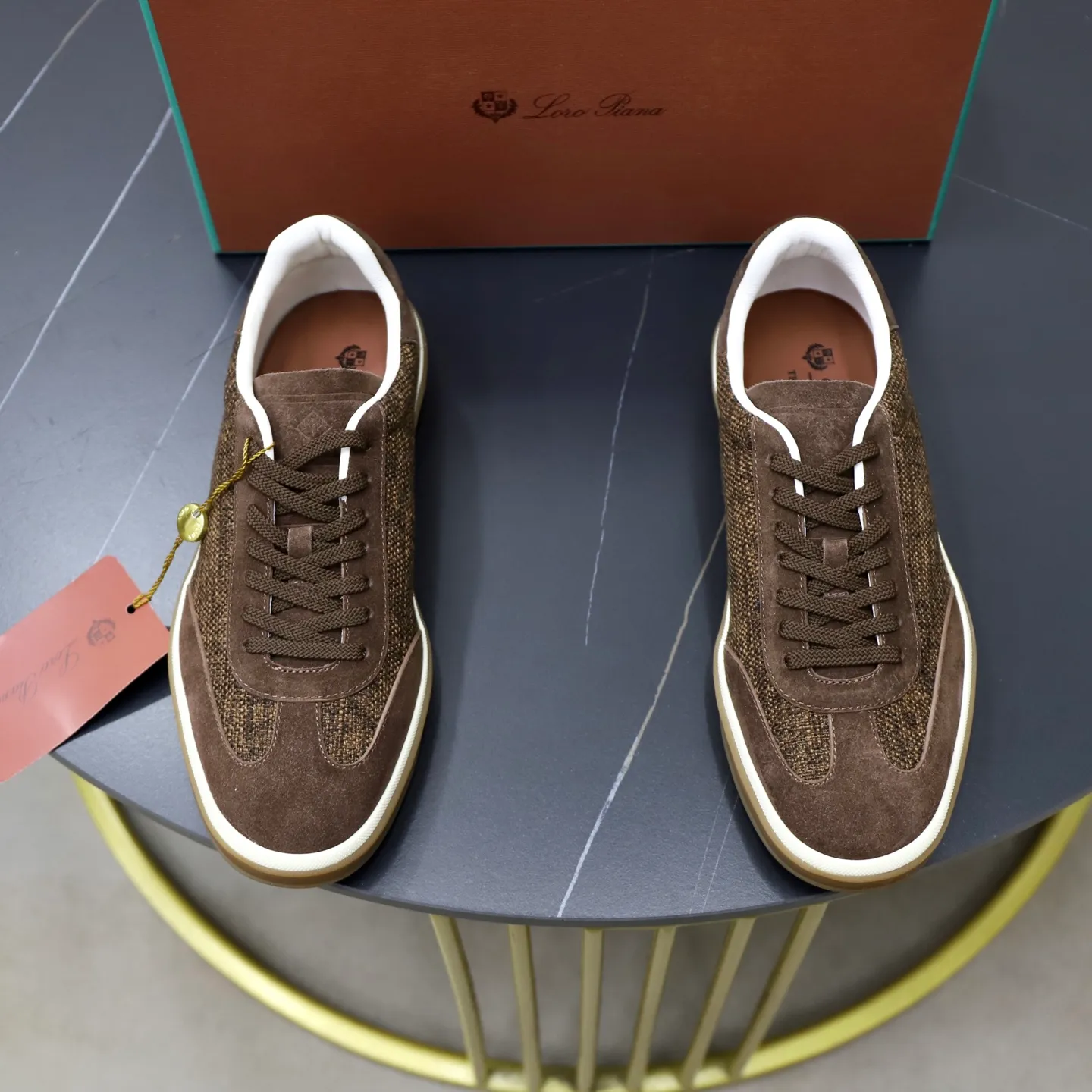 Ex-factory price: 540💰Loro Riana men’s moral training sneakers! Made from high-quality materials and designed in a low-cut silhouette, it offers an elegant and stylish look that's suitable for year-round wear. The unique double-layer sole aesthetic design, caramel cup-shaped outsole is decorated with off-white rubber trim, creating an attractive color combination. Pair with tailored pieces or jeans for a sophisticated yet casual look. The heel is decorated with soft cow leather tongue with Kummel color inserts and cotton laces with embossed LP logo. Upper: cow split suede stitching knitted fabric. Lining: original thickened soft sheepskin. Size: 38-39-40-41-42-43-44 (customized in 45.46)